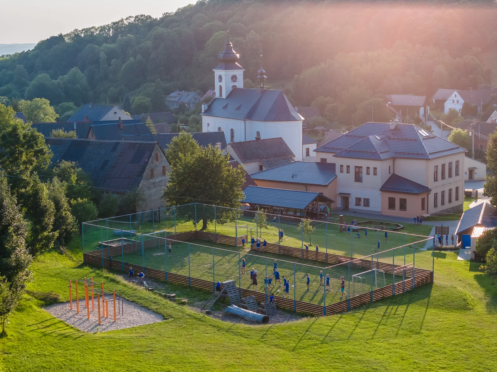 Areál ÚEV Mladoňov ve večerním slunci