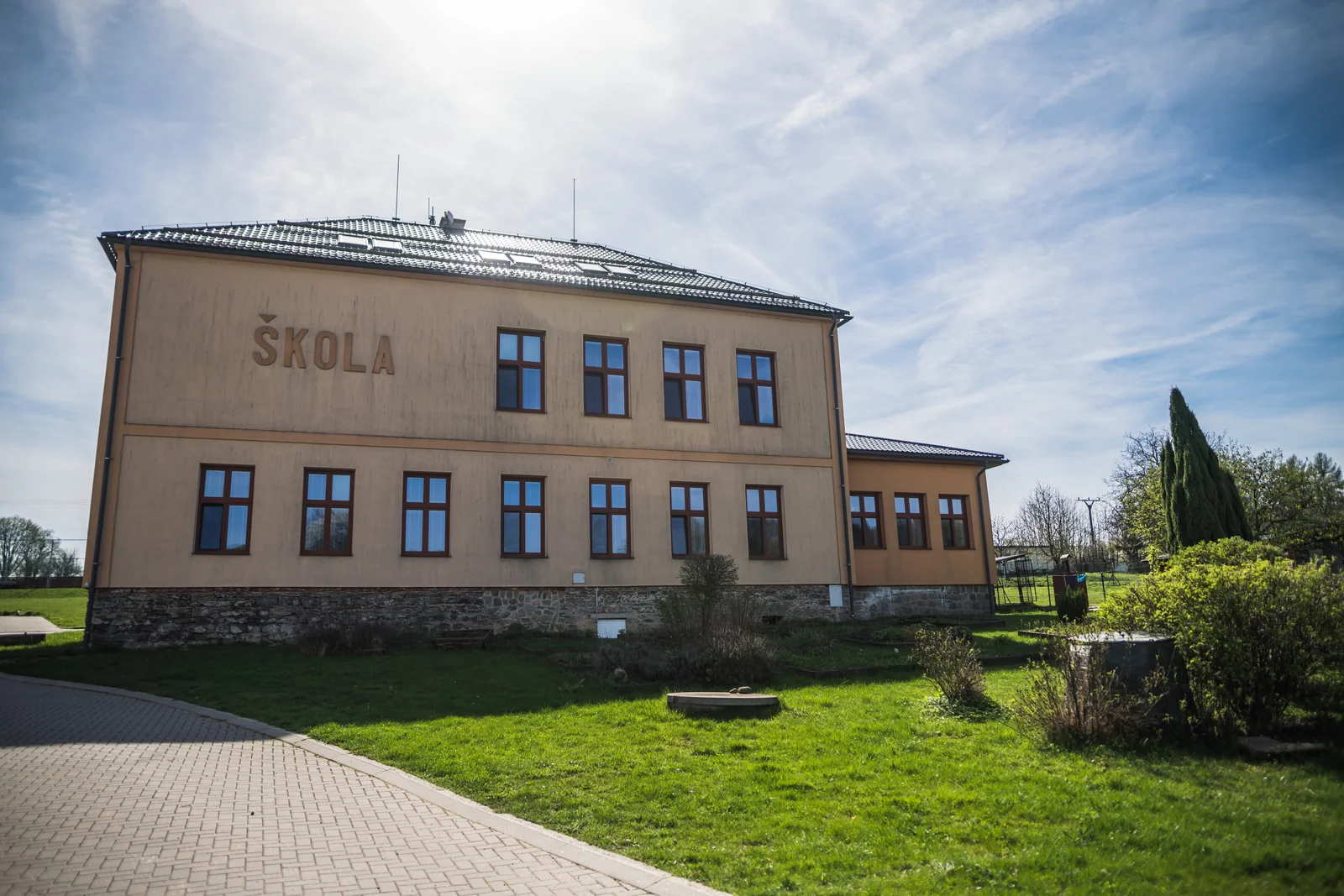 Budova bývalé školy, dnešní centrum ÚEV Mladoňov